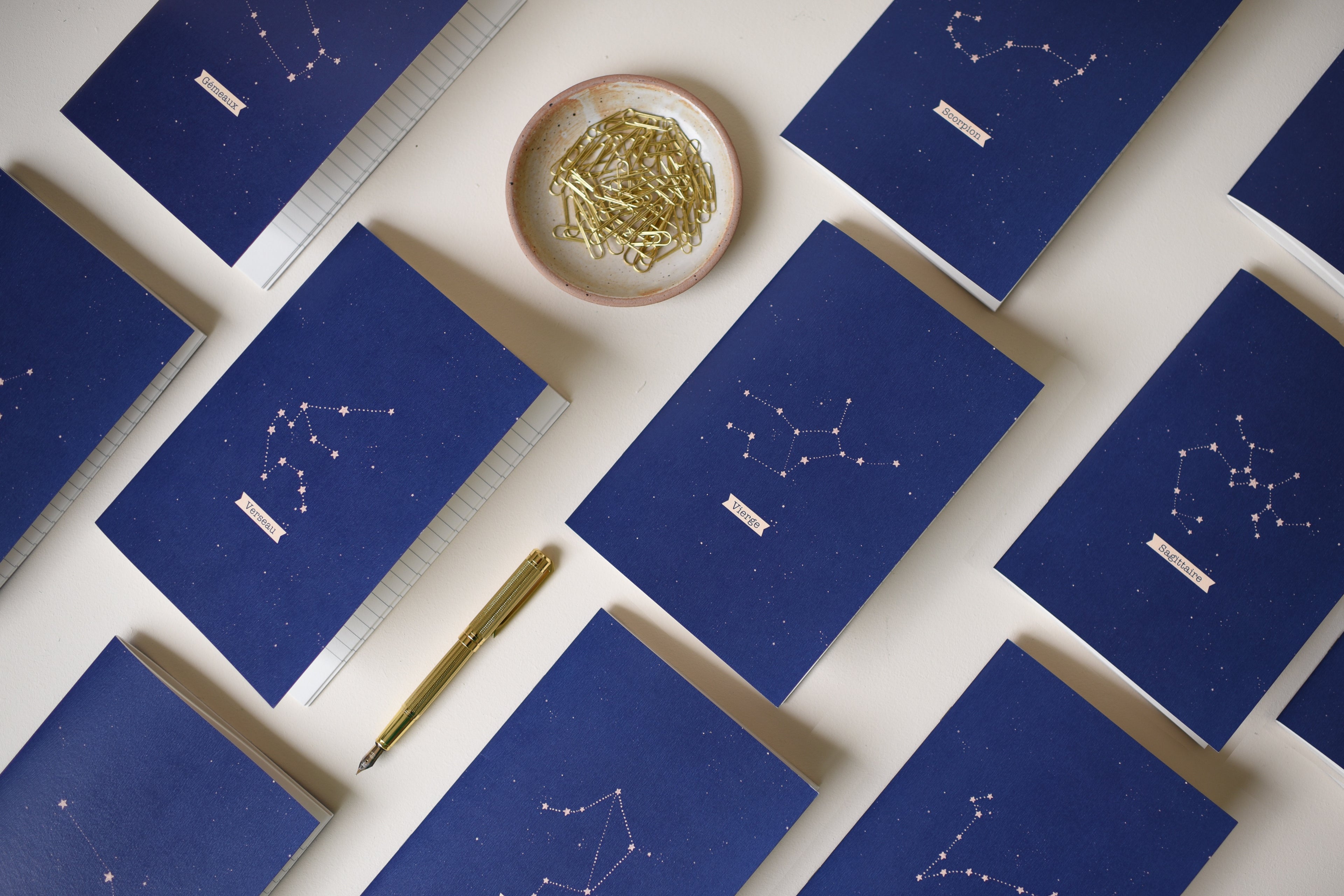 Collection de carnets constellation pour la plus belle des étoiles. Découvrez une collection inédite avec tous les signes astrologiques : capricorne, verseau, sagittaire, cancer, lion, vierge, balance, scorpion, gémeaux, taureau, bélier, poissons.