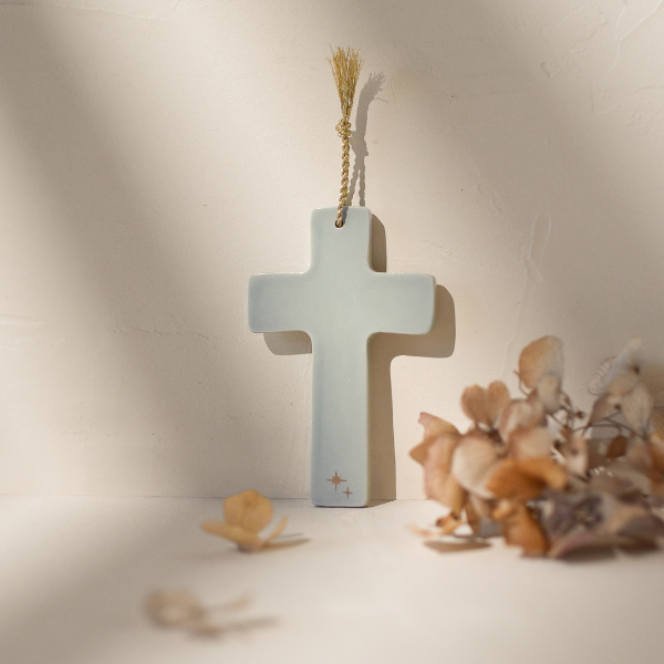 Croix murale en porcelaine bleue – Motif étoilé