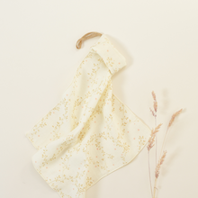 Charger l&#39;image dans la galerie, Photo d&#39;un mouchoir aux motifs floraux de la marque Baubels.
