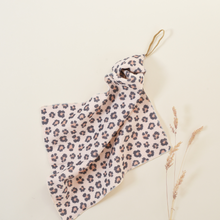 Charger l&#39;image dans la galerie, Photo d&#39;un mouchoir aux motifs léopard de la marque Baubels.
