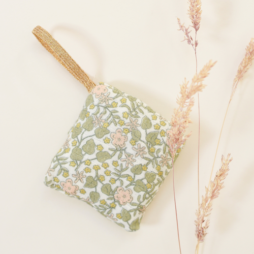 Photo d'un mouchoir aux motifs floraux de la marque Baubels.