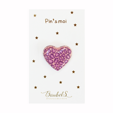 Charger l&#39;image dans la galerie, Photo d&#39;un pins ou d&#39;une broche en forme de coeur. Le motif Léopard y est inscrit en couleur violet et rose, de la marque Baubels
