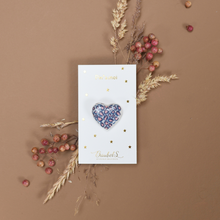 Charger l&#39;image dans la galerie, Photo d&#39;un pins ou d&#39;une broche en forme de coeur blanc. Le motif Léopard y est inscrit en couleur bleu et rose, de la marque Baubels
