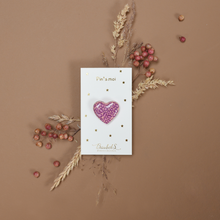 Charger l&#39;image dans la galerie, Photo d&#39;un pins ou d&#39;une broche en forme de coeur. Le motif Léopard y est inscrit en couleur violet et rose, de la marque Baubels

