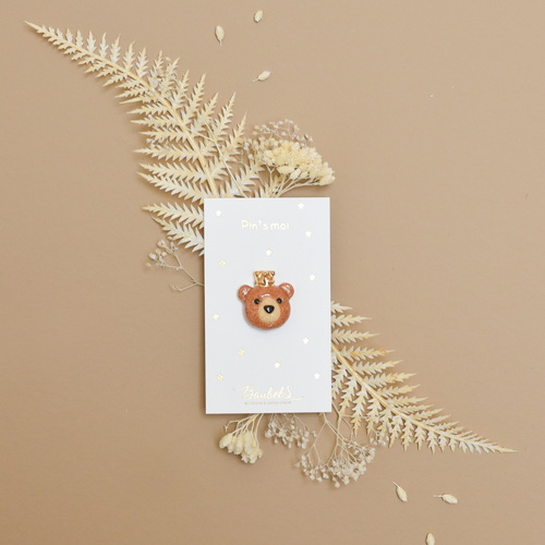 Photo d'un pins ou d'une broche en forme de ours, de la marque Baubels.