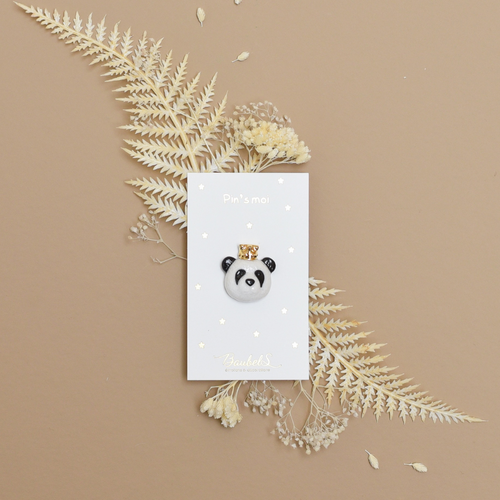 Photo d'un pins ou d'une broche en forme de panda, de la marque Baubels.