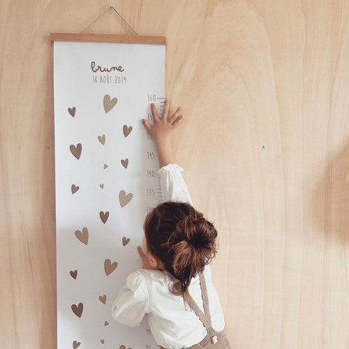 Photo d'une toise avec des motifs de coeur marron. De la marque Baubels.