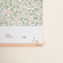 Charger l&#39;image dans la galerie, Photo d&#39;une toise avec des motifs floraux. De la marque Baubels.
