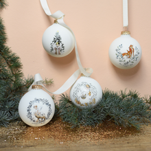 Charger l&#39;image dans la galerie, Boule de Noël personnalisée Ronde des lapins de Noël par Petit Berge®
