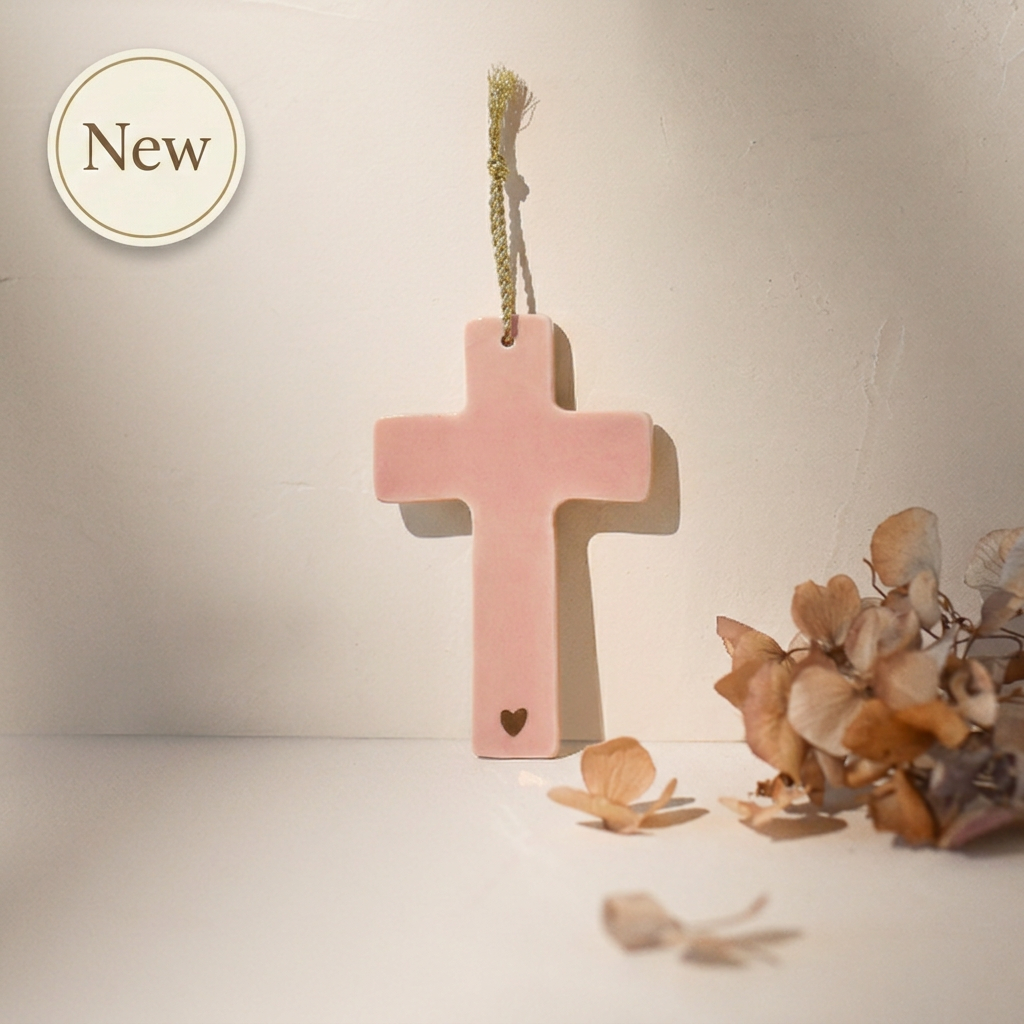 Croix murale en porcelaine rose – Cœur doré