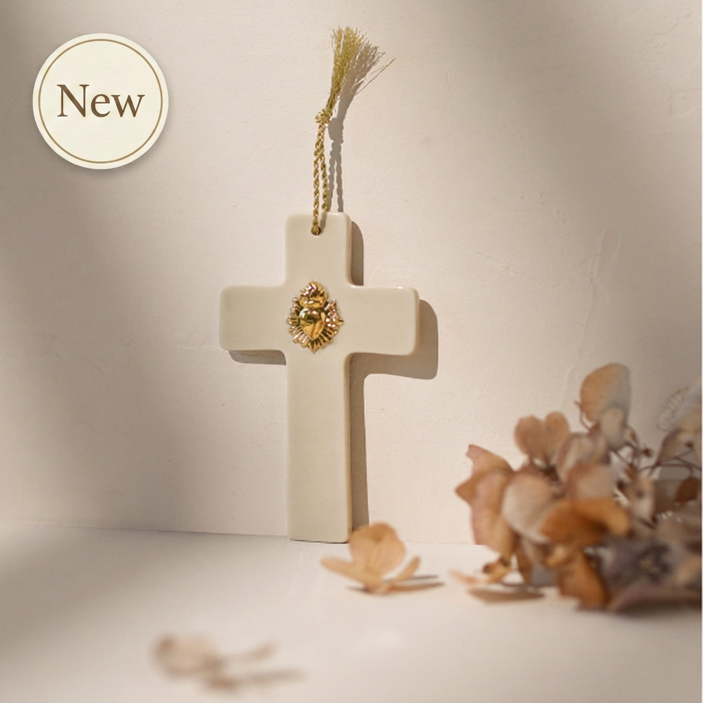 Croix murale en porcelaine sable – Cœur sacré ex-voto doré