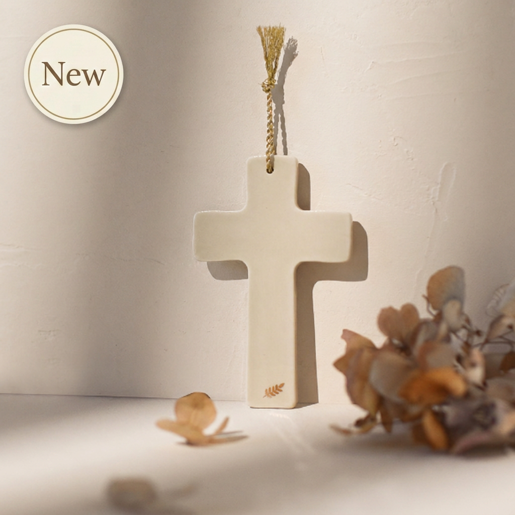 Croix murale en porcelaine sable – Motif laurier
