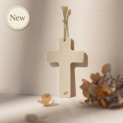 Croix murale en porcelaine sable – Motif laurier