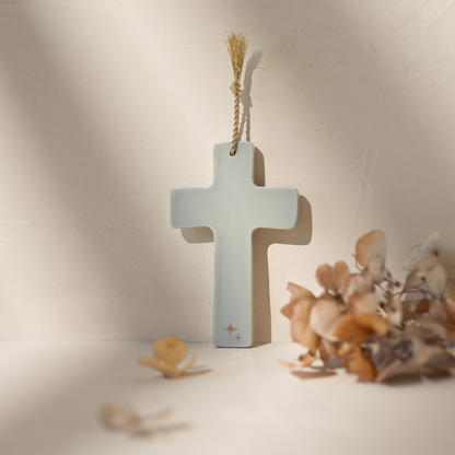 Croix murale en porcelaine bleue – Motif étoilé