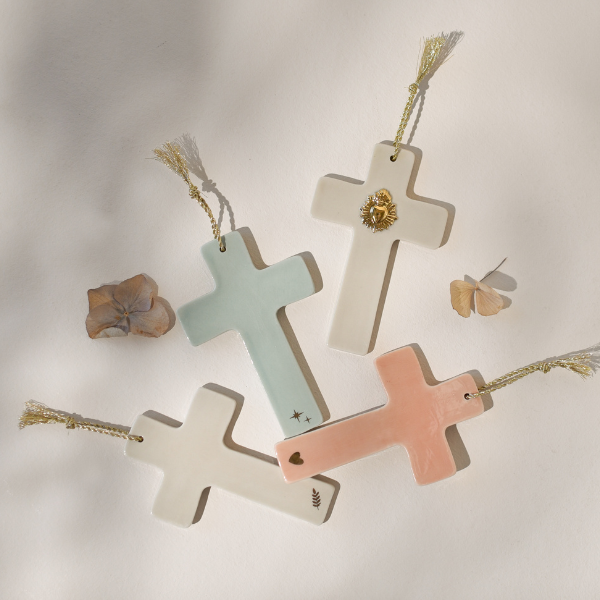 Croix murale en porcelaine rose – Cœur doré
