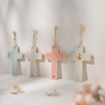 Croix murale en porcelaine bleue – Motif étoilé
