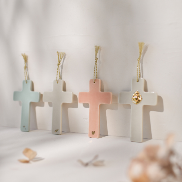 Croix murale en porcelaine rose – Cœur doré