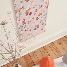 Charger l&#39;image dans la galerie, Photo d&#39;une toise avec des motifs autour de l&#39;automne : feuilles, champignons, citrouilles, pommes... Une collaboration entre Atelier Oranger et Baubels.
