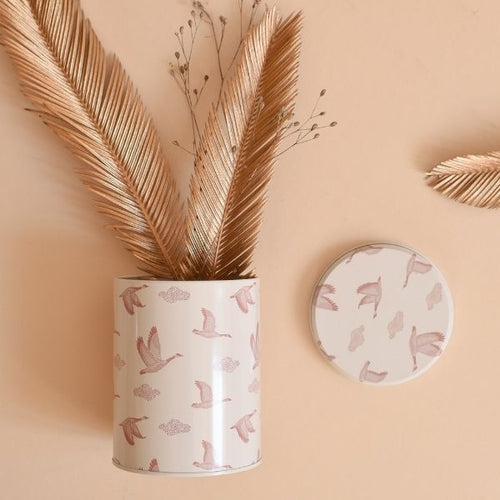 Photo d'une boite en fer alimentaire, avec un motif oiseaux beige et rose, de la marque Baubels.